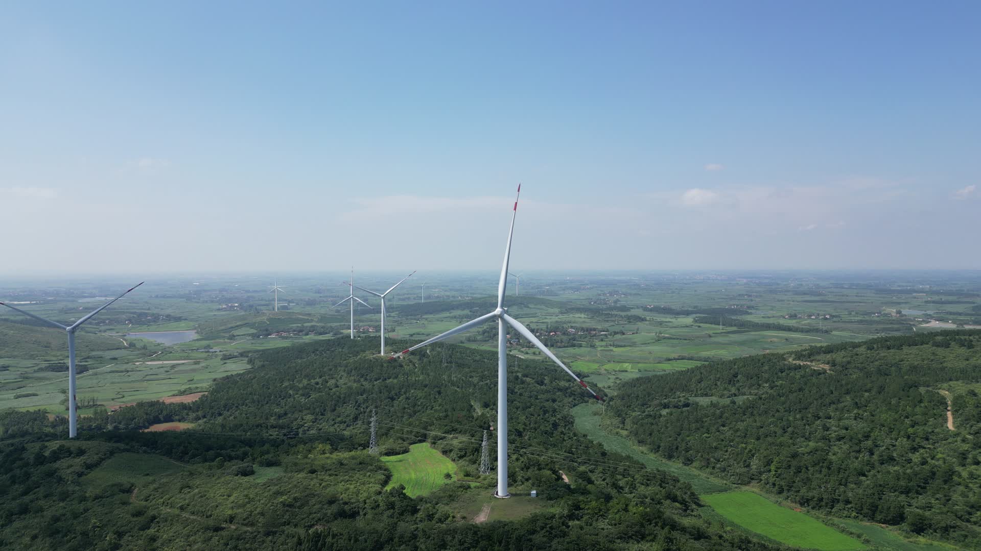 航拍高山风力发电风车视频的预览图
