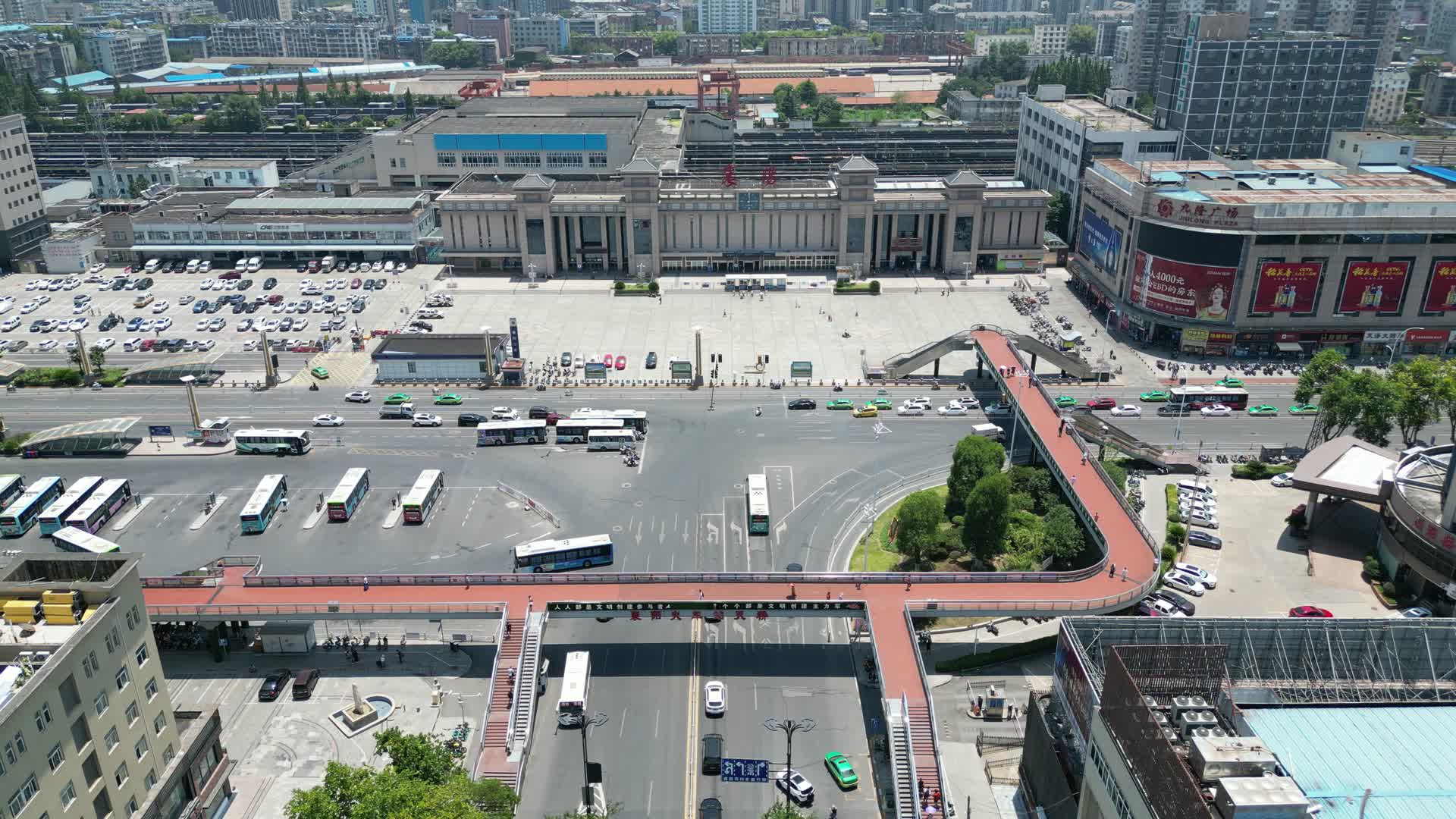 航拍湖北襄阳火车站交通视频的预览图