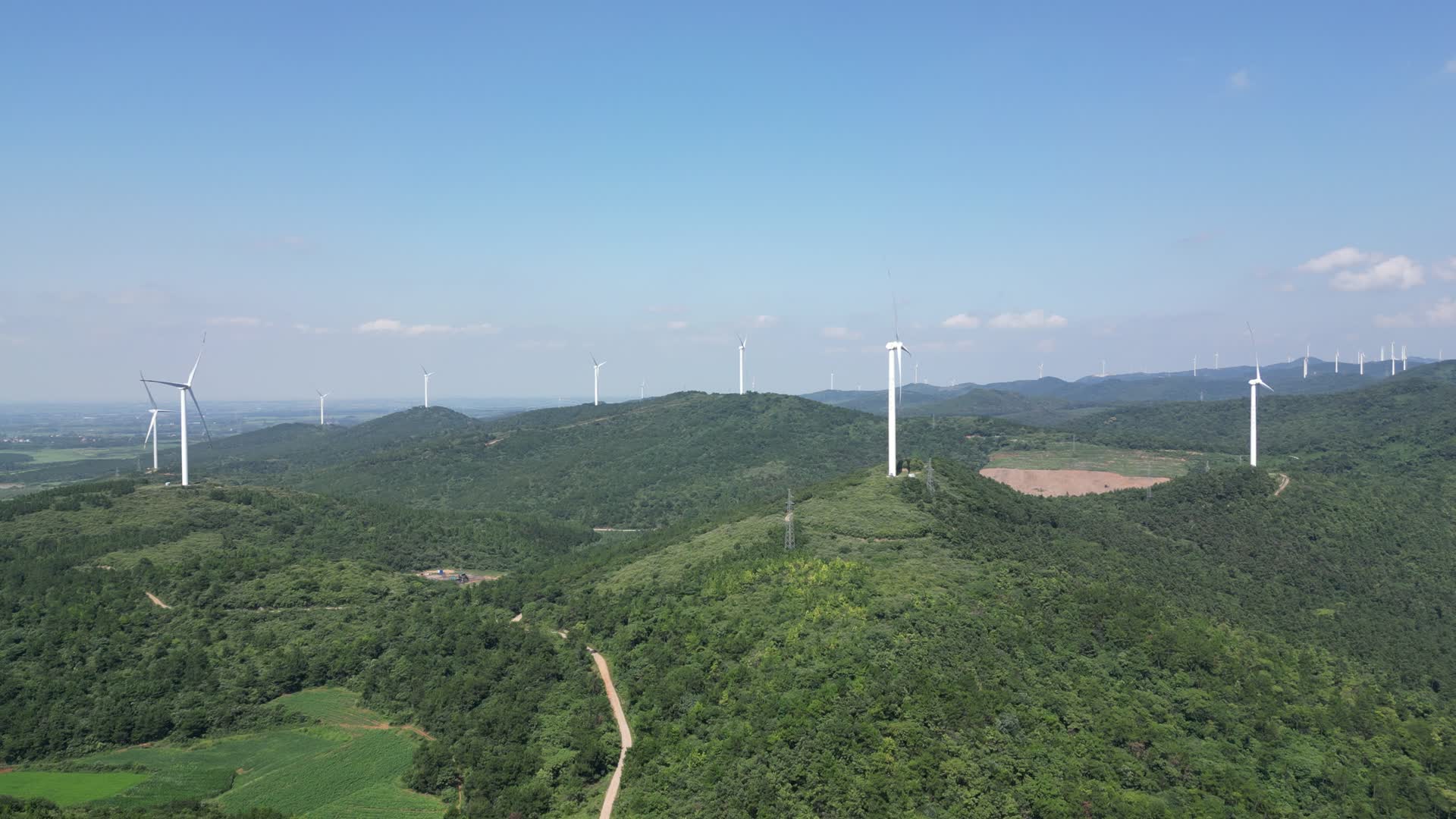 航拍高山风力发电风车视频的预览图