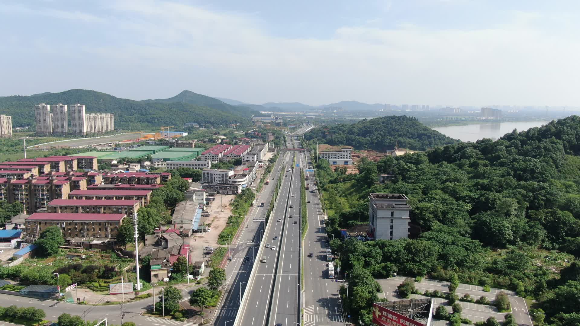 航拍湖南湘潭芙蓉大道交通视频的预览图