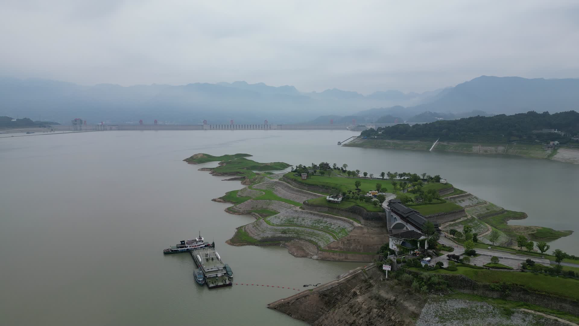 航拍湖北宜昌秭归县木鱼岛公园视频的预览图