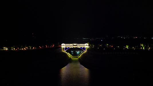 航拍湖北宜昌秭归县木鱼岛风雨桥夜景视频的预览图