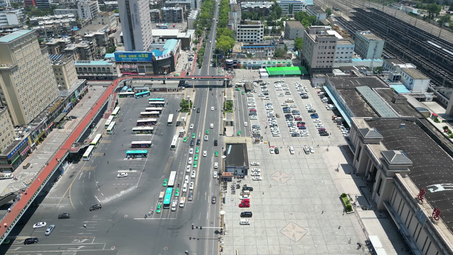 湖北襄阳城市交通大道车辆行驶航拍视频的预览图