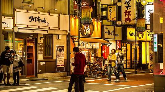 日本夜晚街头行人安静温暖视频的预览图