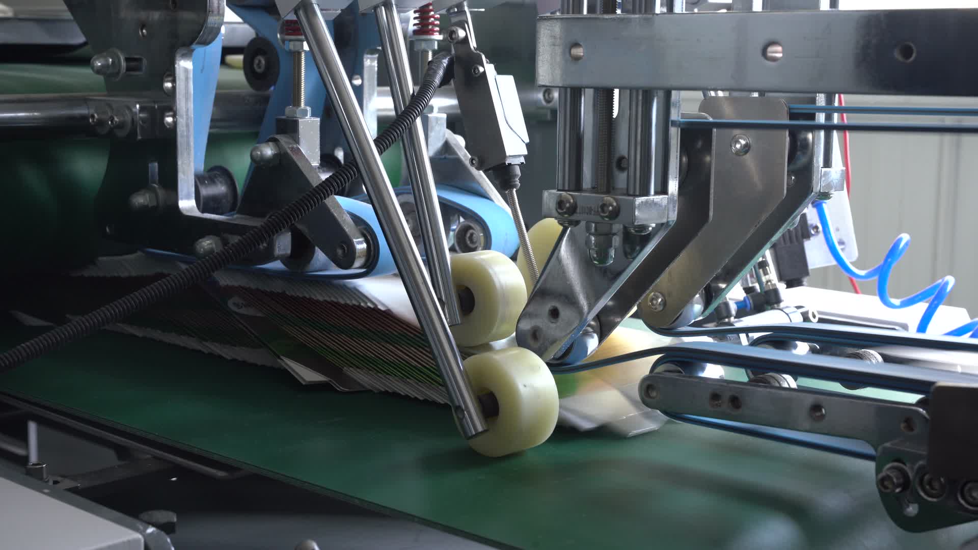 包装印刷厂工作设备视频的预览图