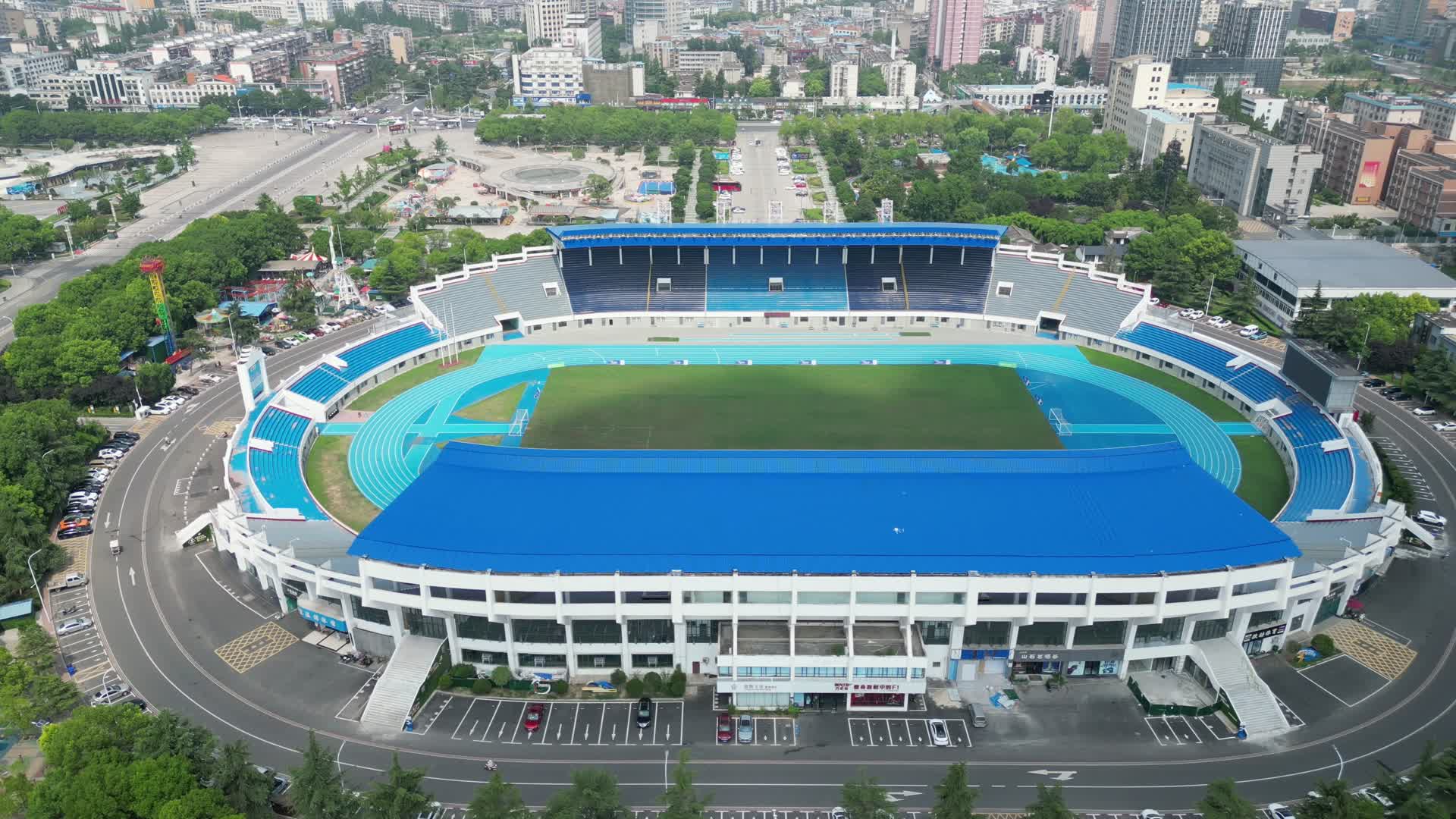 航拍湖北襄阳市全民健身体育场视频的预览图