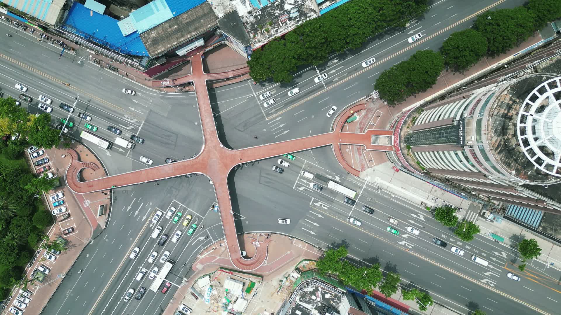航拍湖北襄阳人民广场天桥视频的预览图