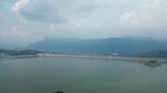 航拍湖北宜昌长江三峡大坝视频的预览图