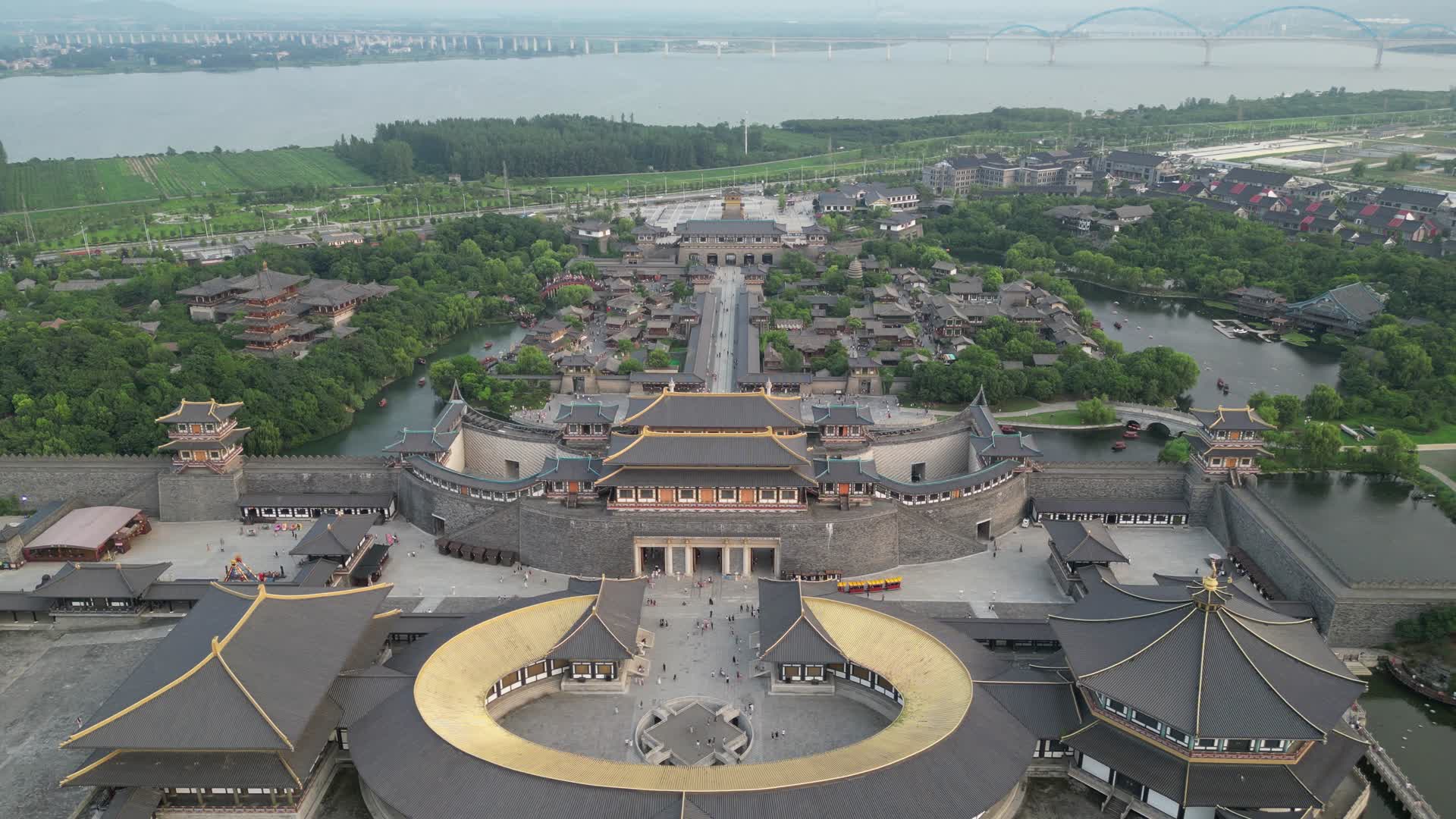 航拍湖北襄阳中国唐城影视基地视频的预览图