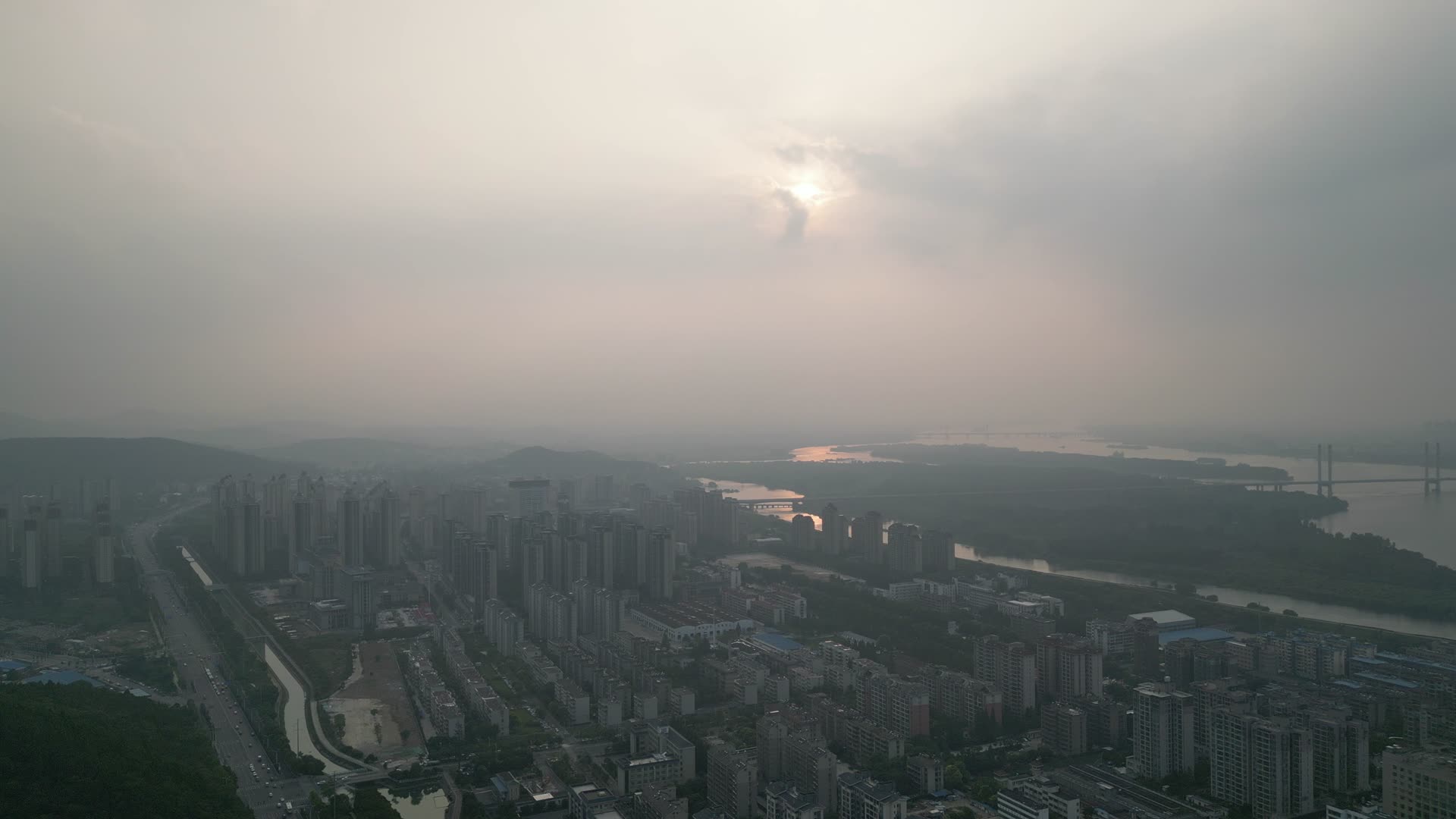 航拍湖北襄阳城市日落晚霞视频的预览图