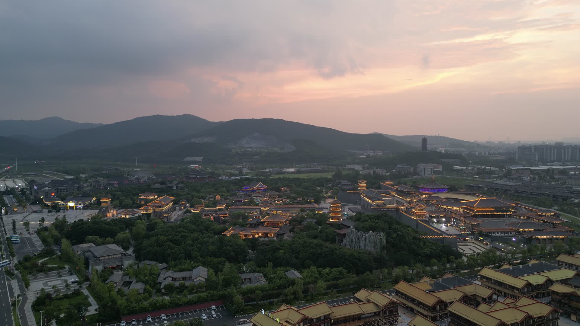 航拍夕阳晚霞下的襄阳城市风光视频的预览图