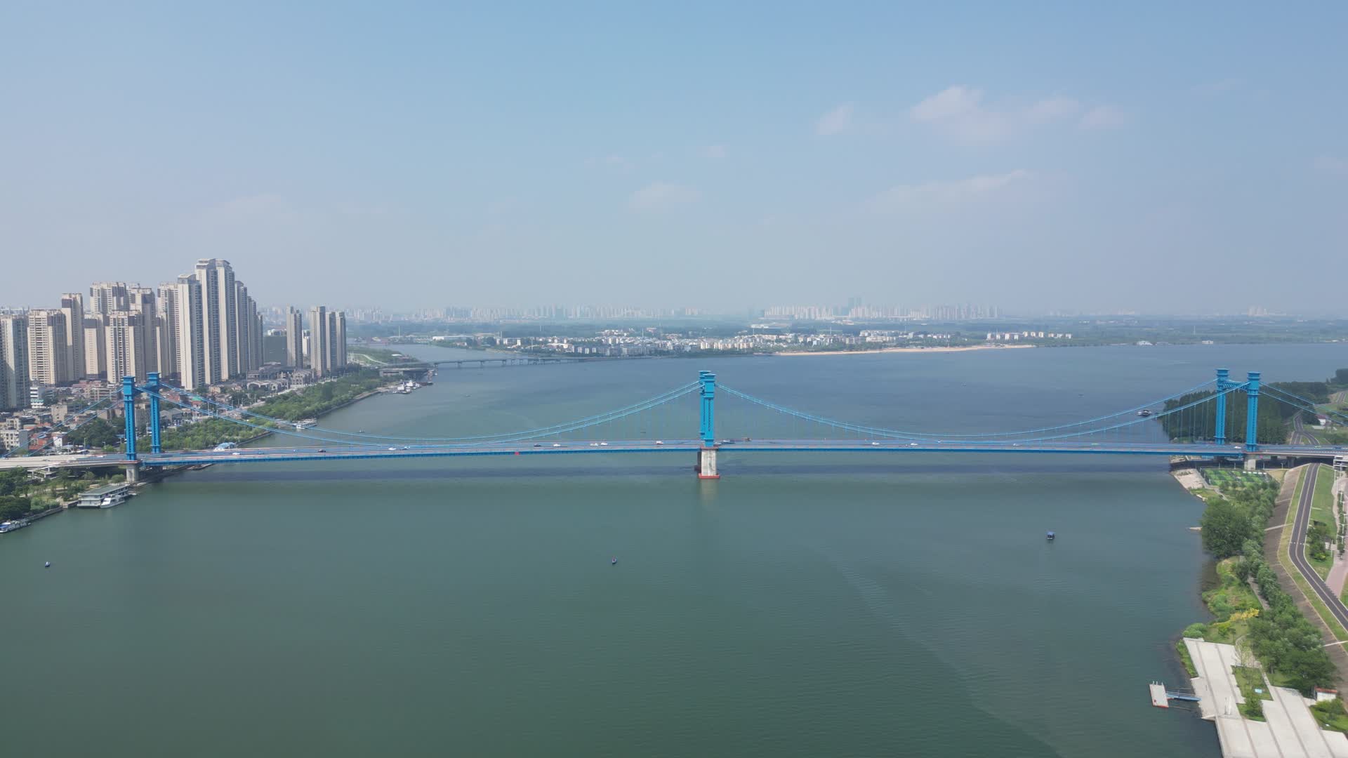 湖北襄阳凤雏大桥交通航拍视频的预览图