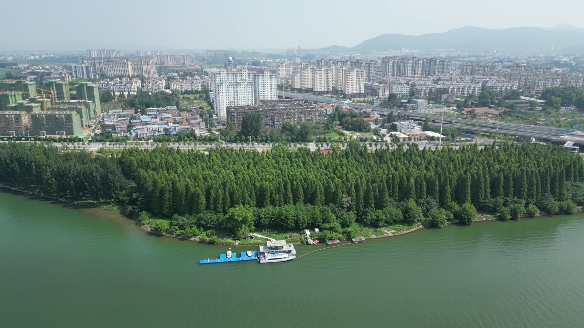 湖北襄阳汉江风光带航拍视频的预览图
