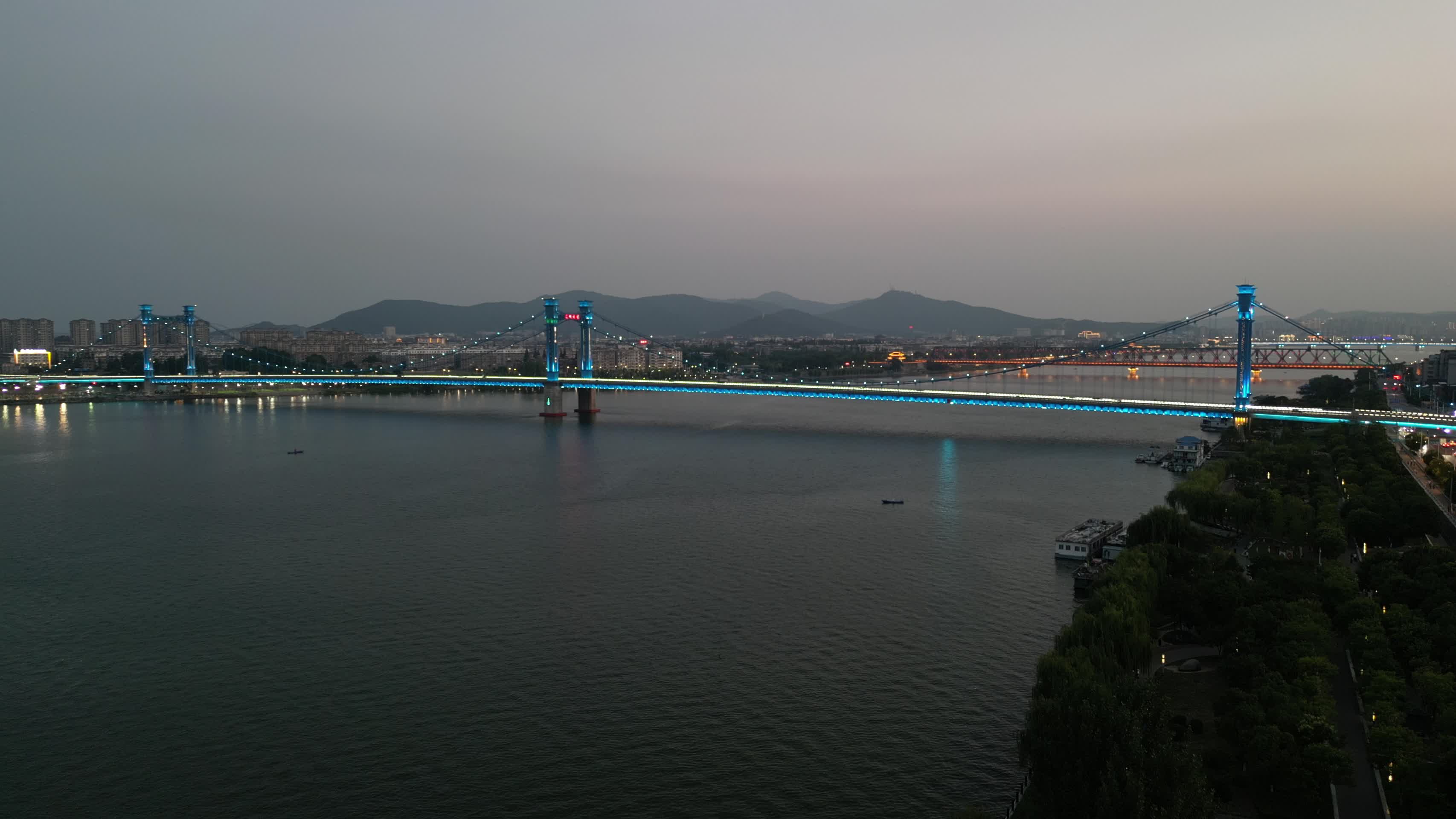 湖北襄阳凤雏大桥交通航拍视频的预览图