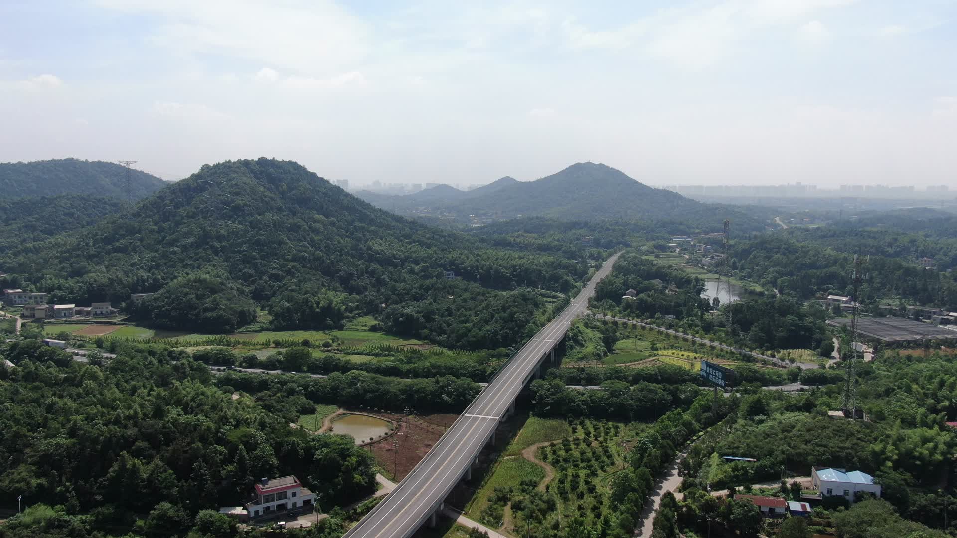 湖南湘潭芙蓉大道交通航拍视频的预览图