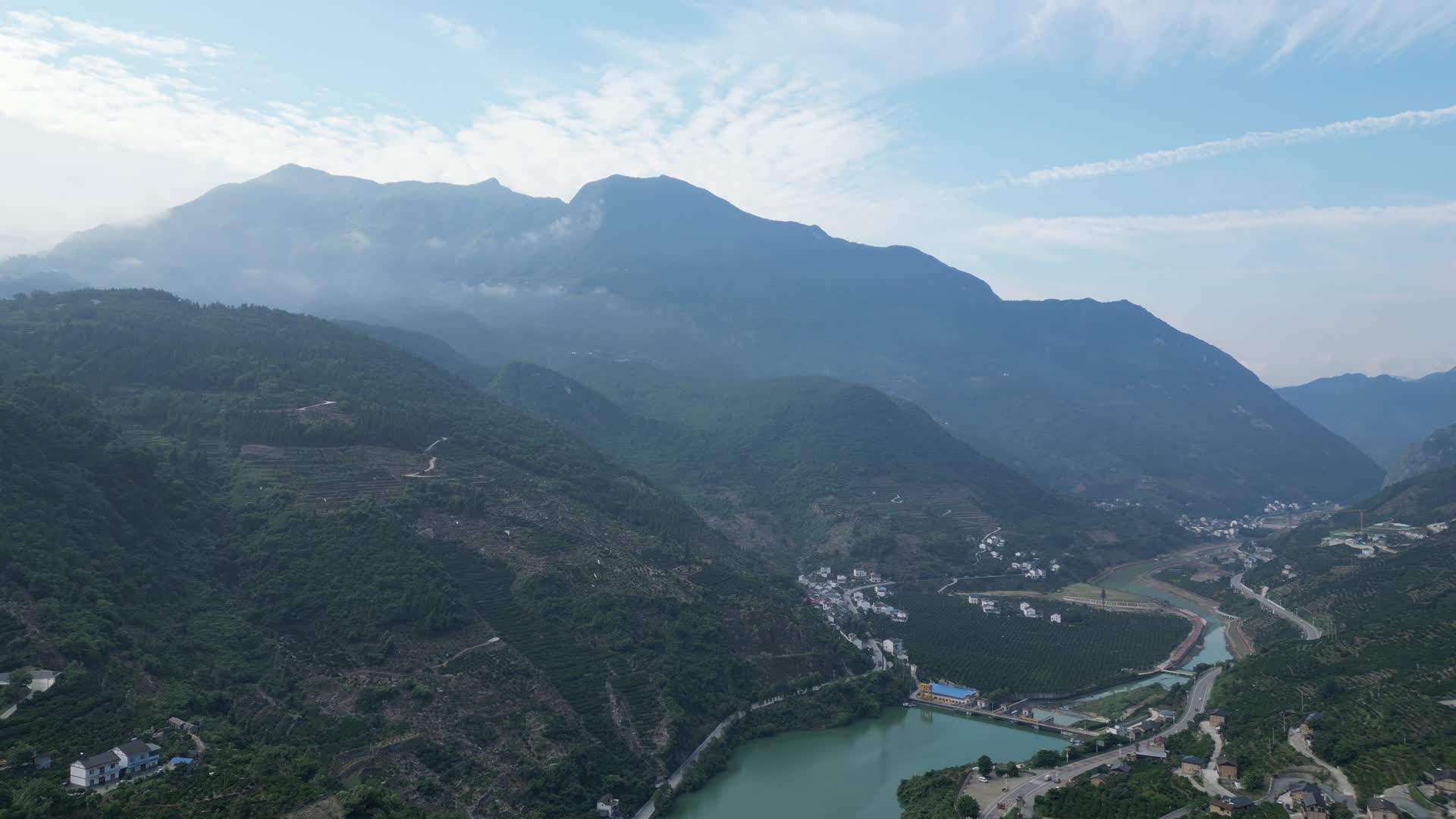 航拍沿江大山中的村落视频的预览图
