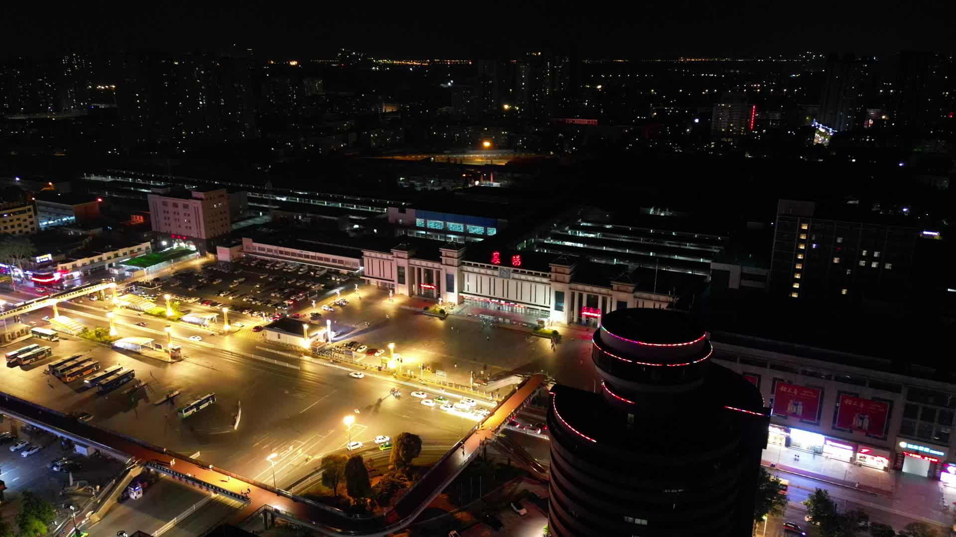 湖北襄阳火车站夜景灯光航拍视频的预览图