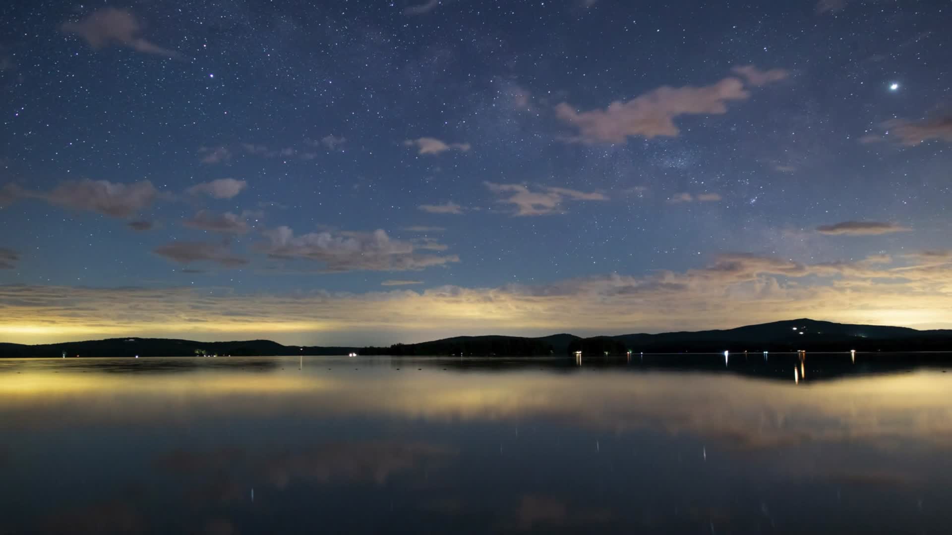湖中夜空星空夜景延时拍摄视频的预览图