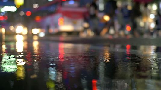 雨后城市街头行人车辆倒影视频的预览图