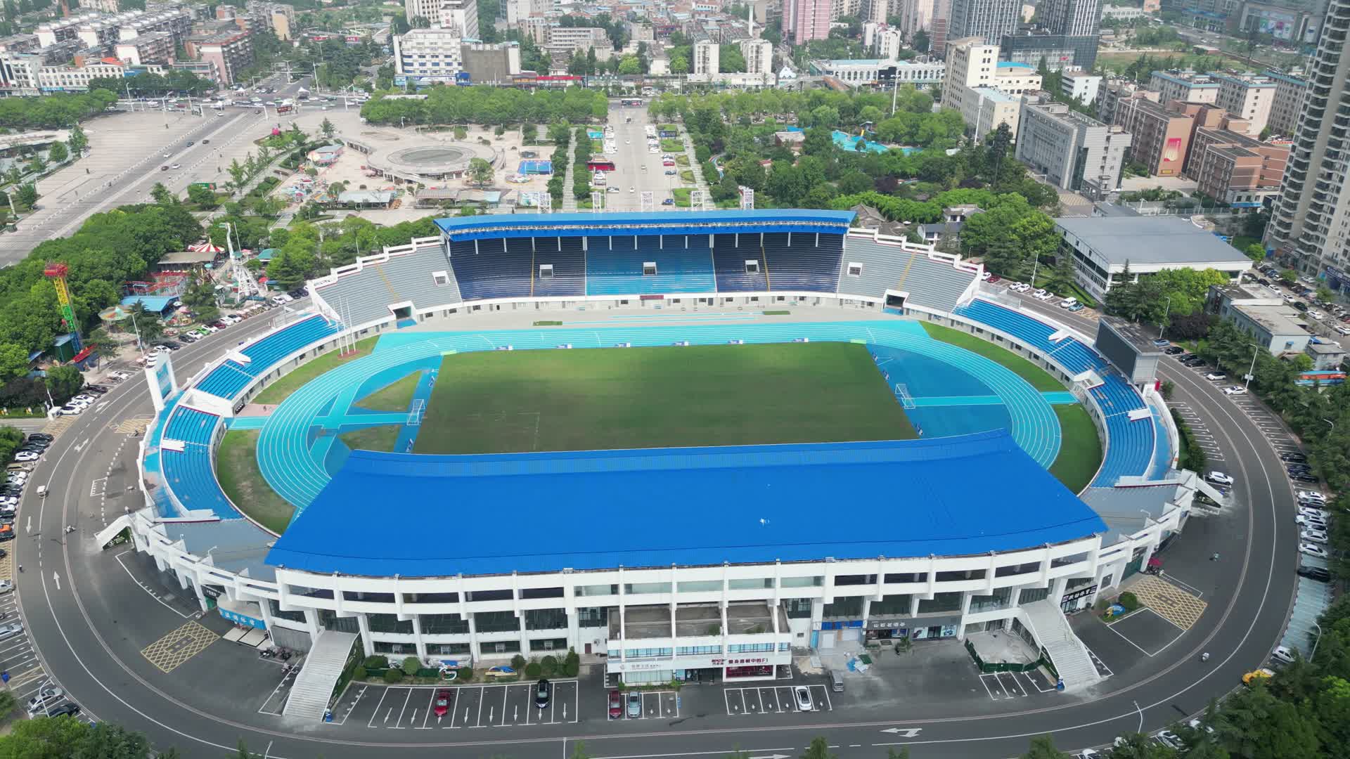 航拍湖北襄阳体育中心体育馆视频的预览图