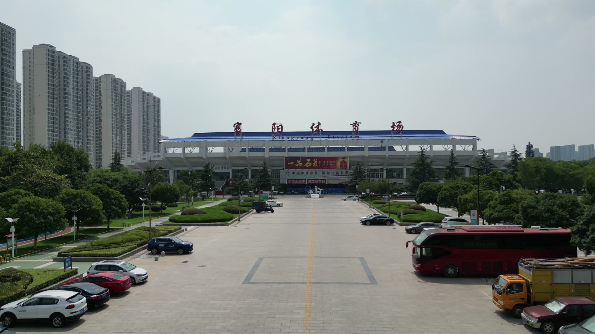 航拍湖北襄阳体育中心体育馆视频的预览图