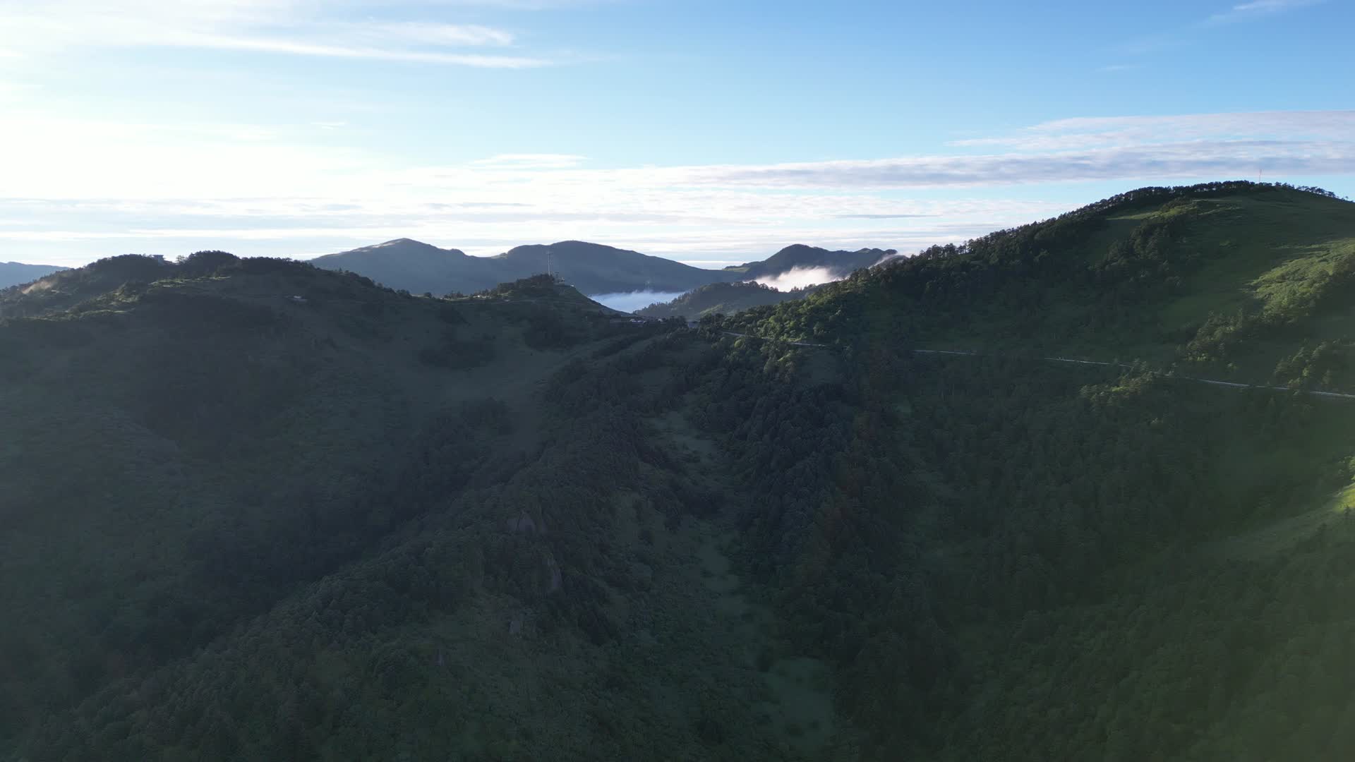 航拍湖北神农顶景区华中第一哨视频的预览图