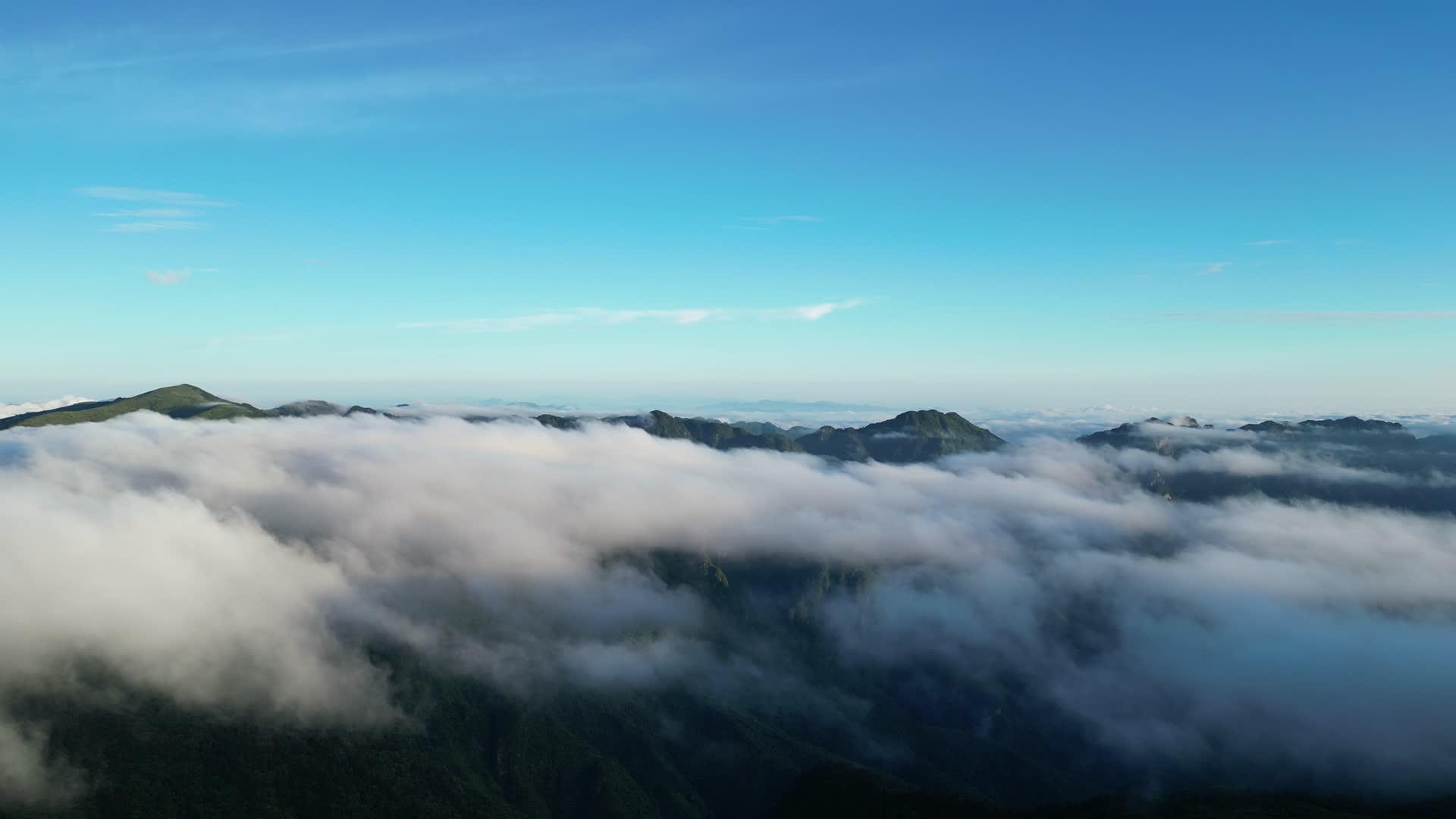 航拍山顶云海飞瀑自然风光视频的预览图