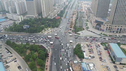 航拍湖北襄阳城市拥堵交通视频的预览图