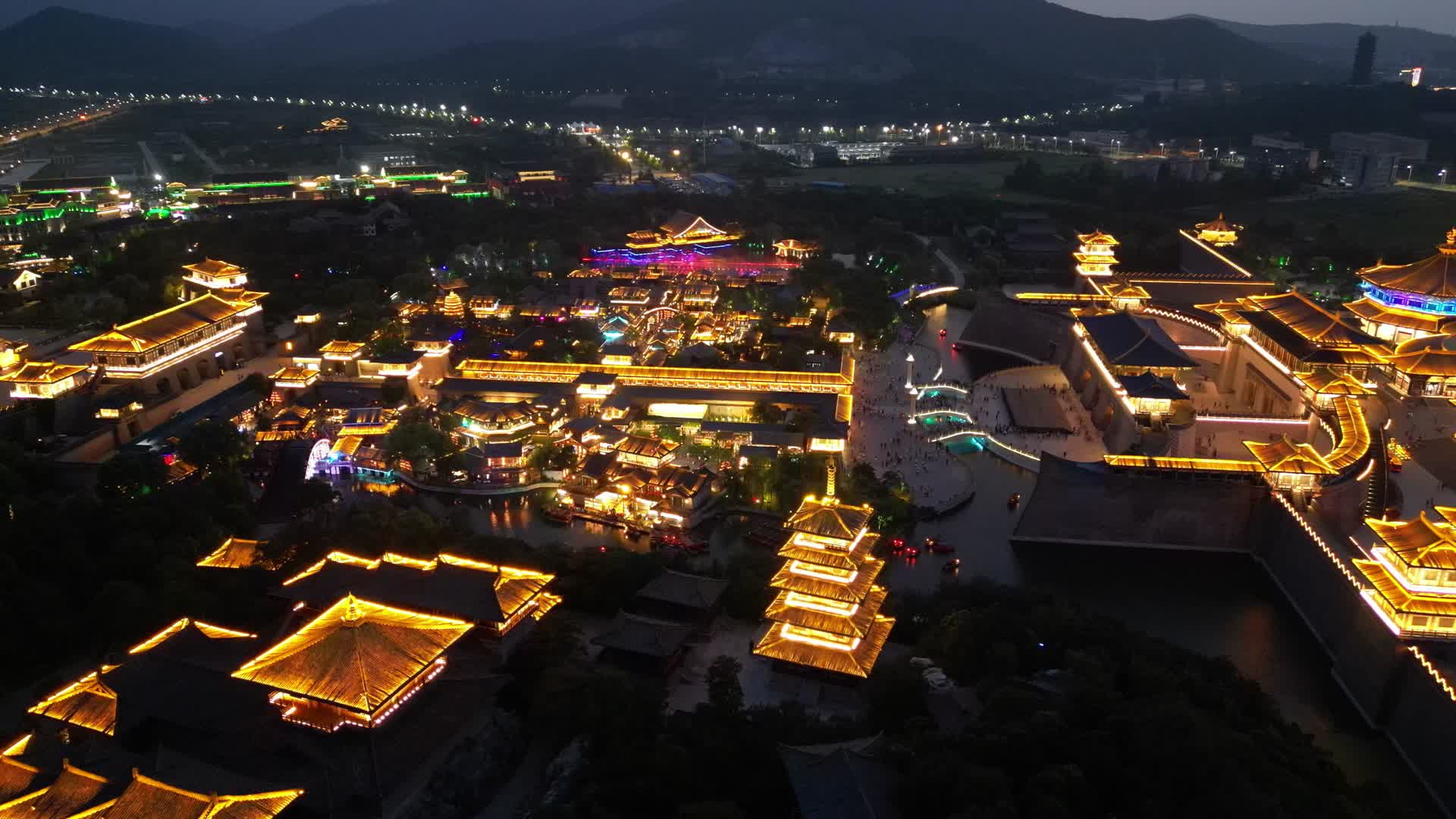 航拍湖北襄阳中国唐城夜景视频的预览图