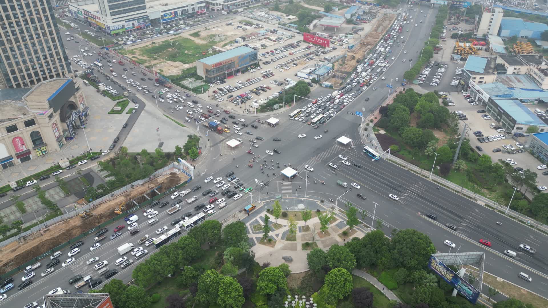 航拍湖北襄阳城市拥堵交通视频的预览图