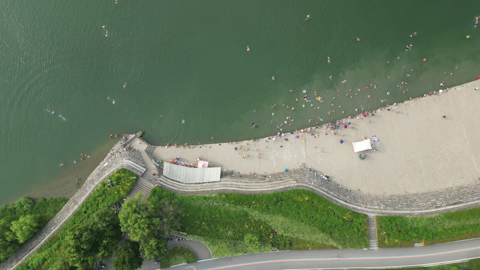 夏日清凉河中游泳避暑视频的预览图