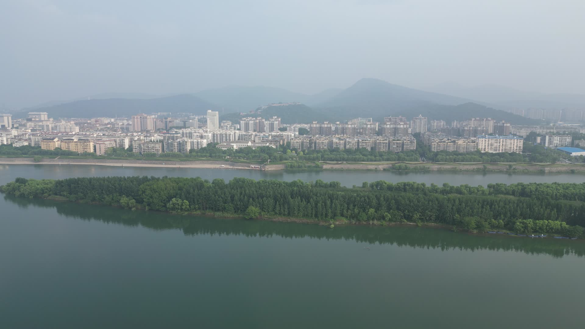 湖北襄阳汉江江中岛屿植物航拍视频的预览图
