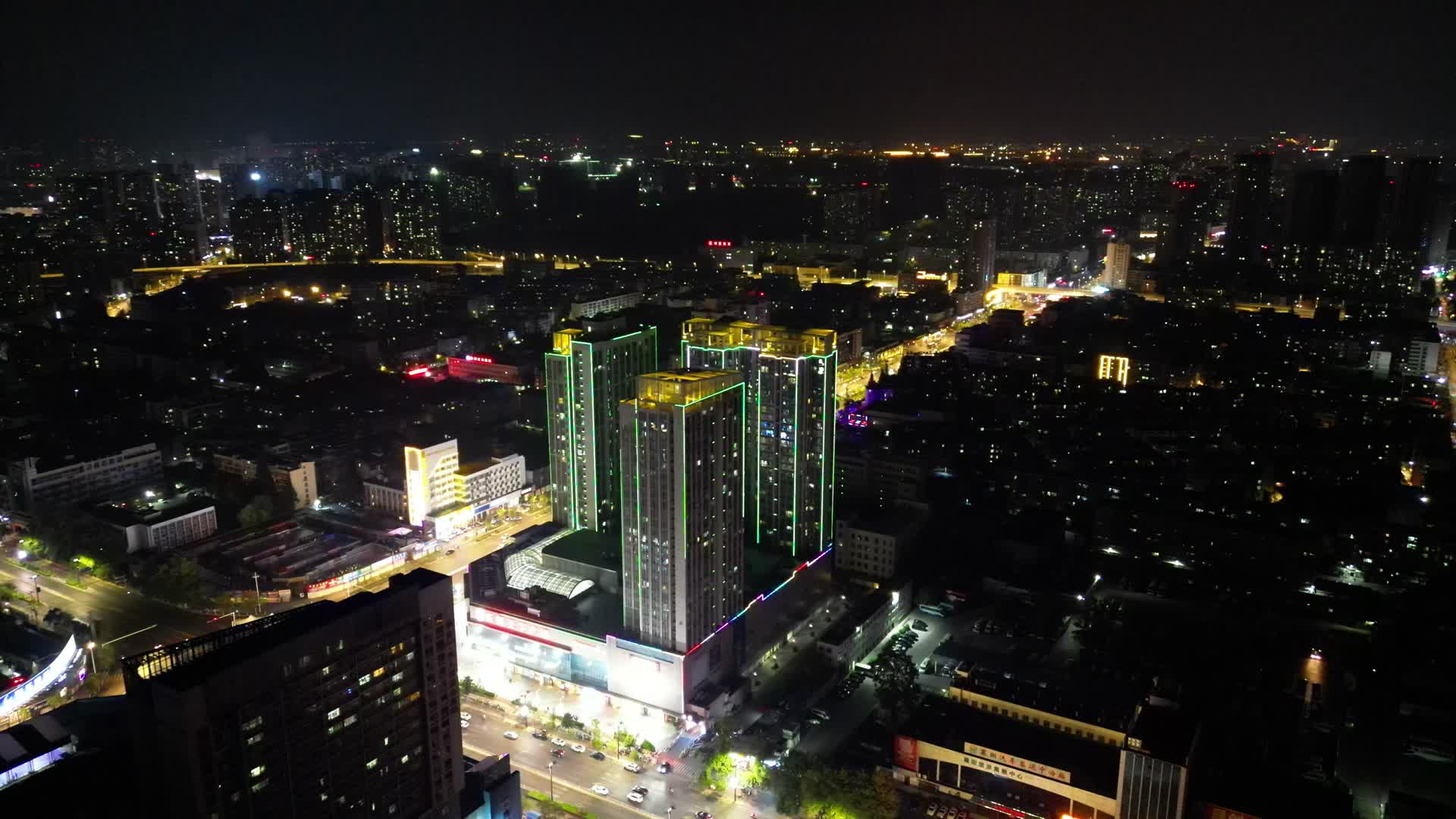 航拍湖北襄阳城市夜景交通视频的预览图