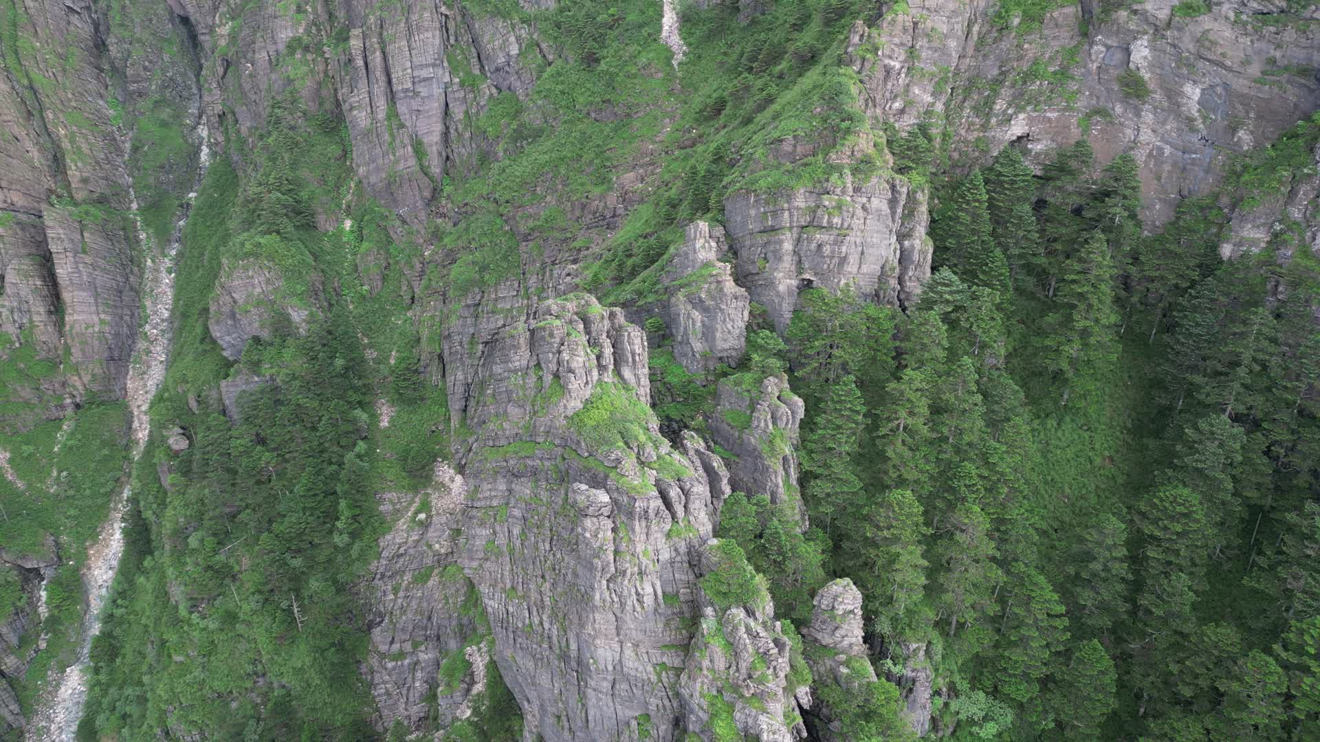 航拍湖北神农架神农谷景区悬岩峭壁视频的预览图