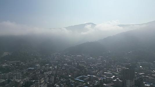 航拍城市清晨山间云雾缭绕视频的预览图