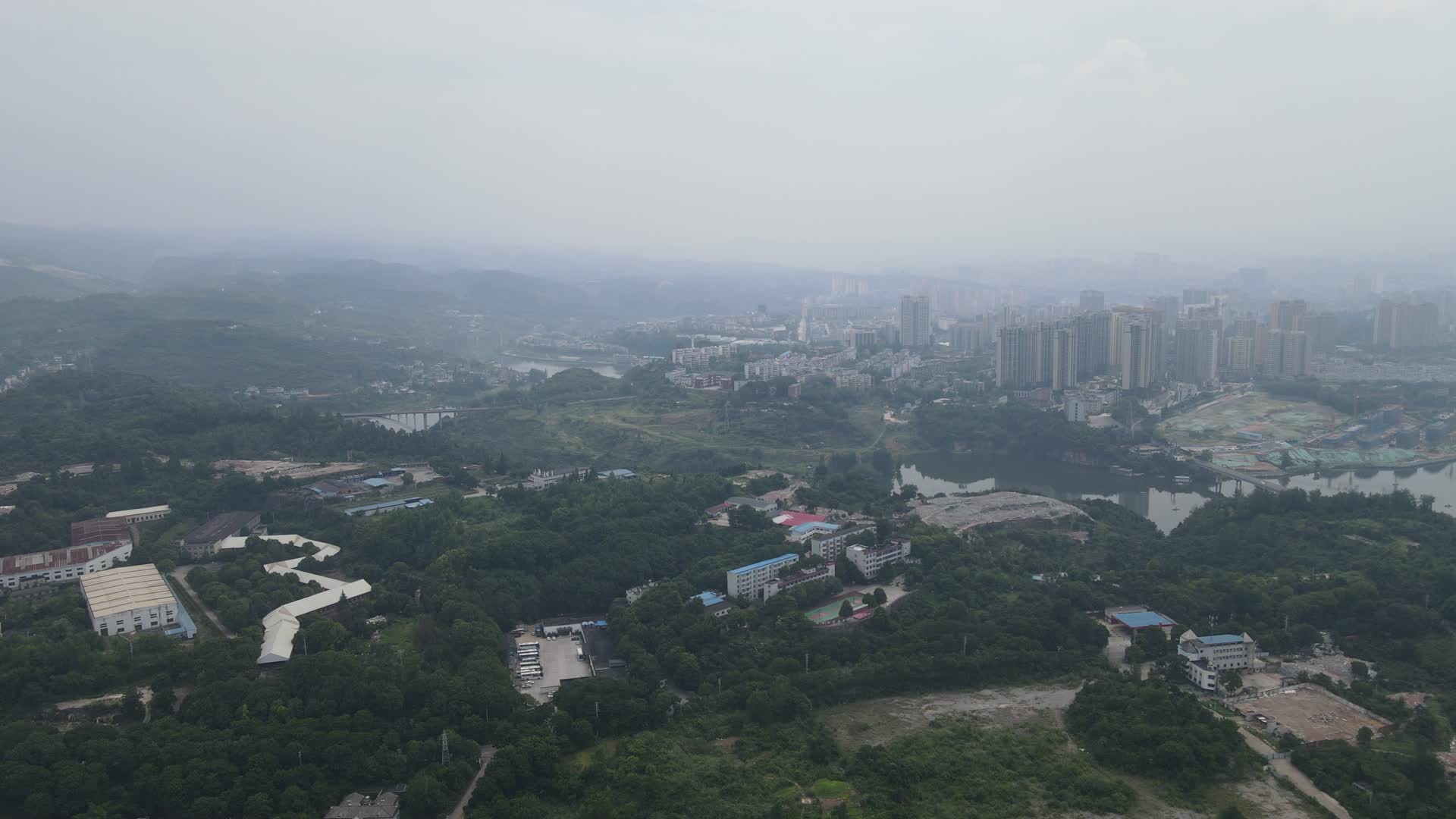 航拍城市清晨山间云雾缭绕视频的预览图