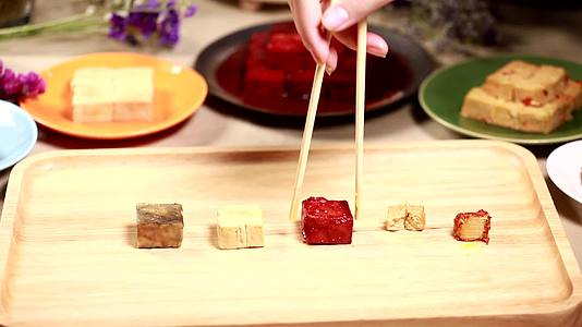 镜头合集不同品种的腐乳红方青方白方酱豆腐臭豆腐视频的预览图
