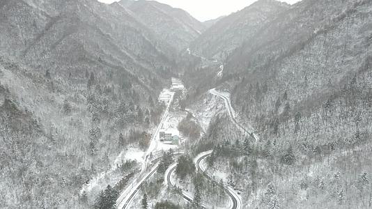 山区陕西安康雪景冬天航拍视频的预览图