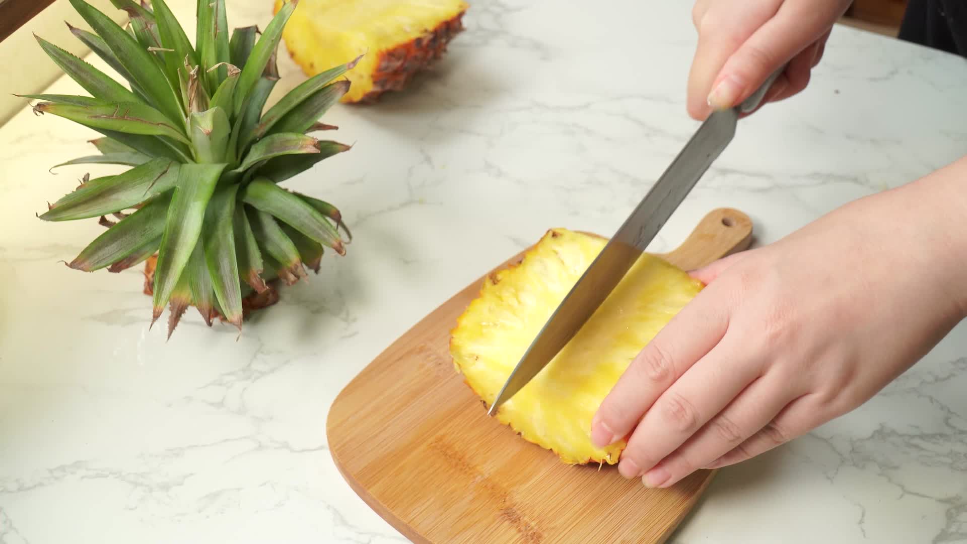 切菠萝削菠萝皮视频的预览图