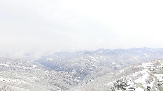 雪景航拍山村冬天视频的预览图