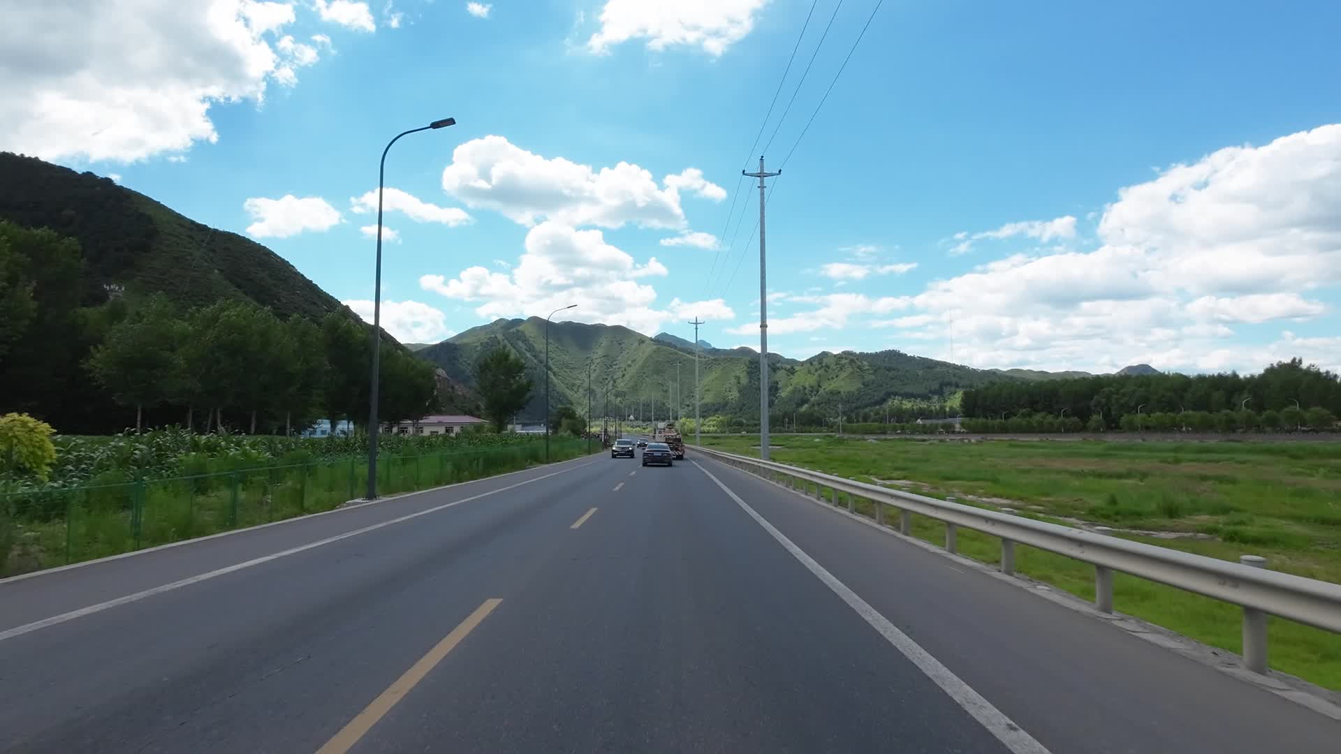 开车行驶在公路第一视角视频的预览图