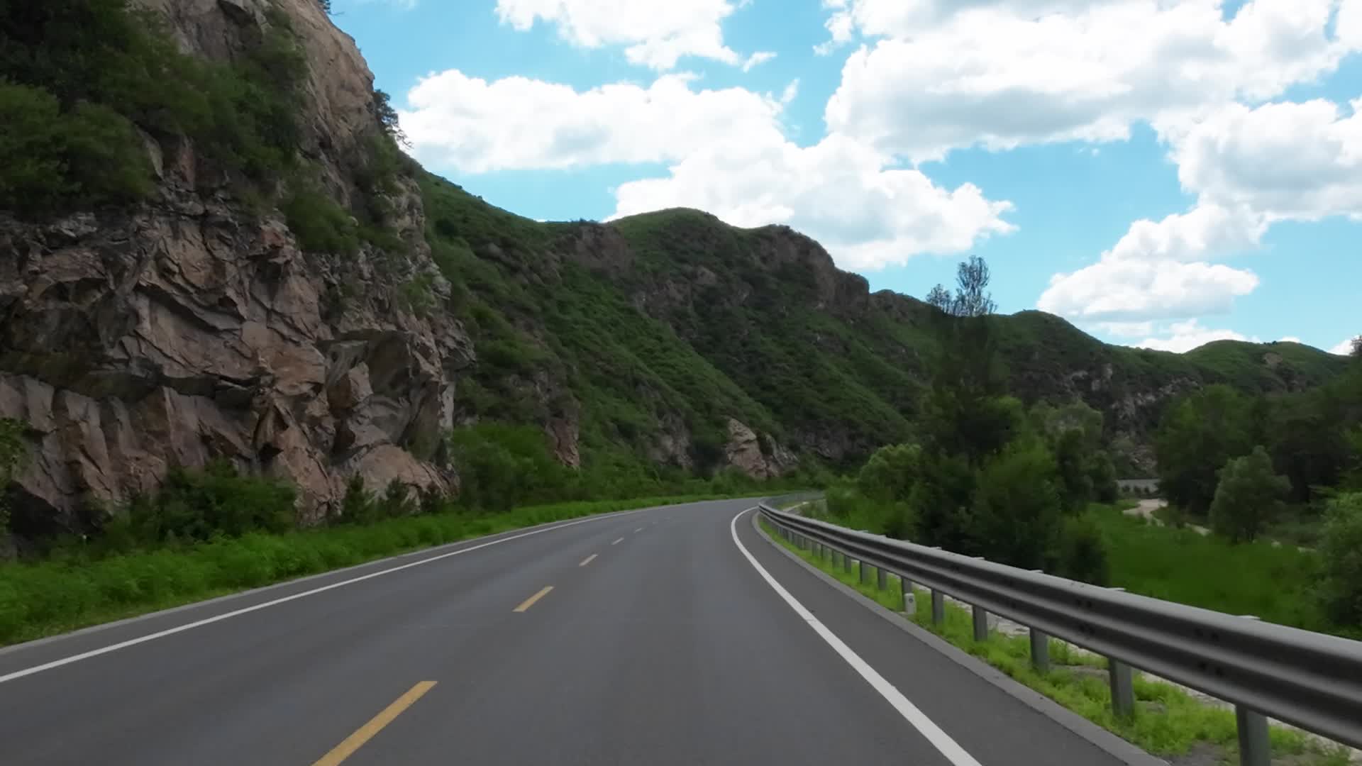开车行驶在公路第一视角视频的预览图