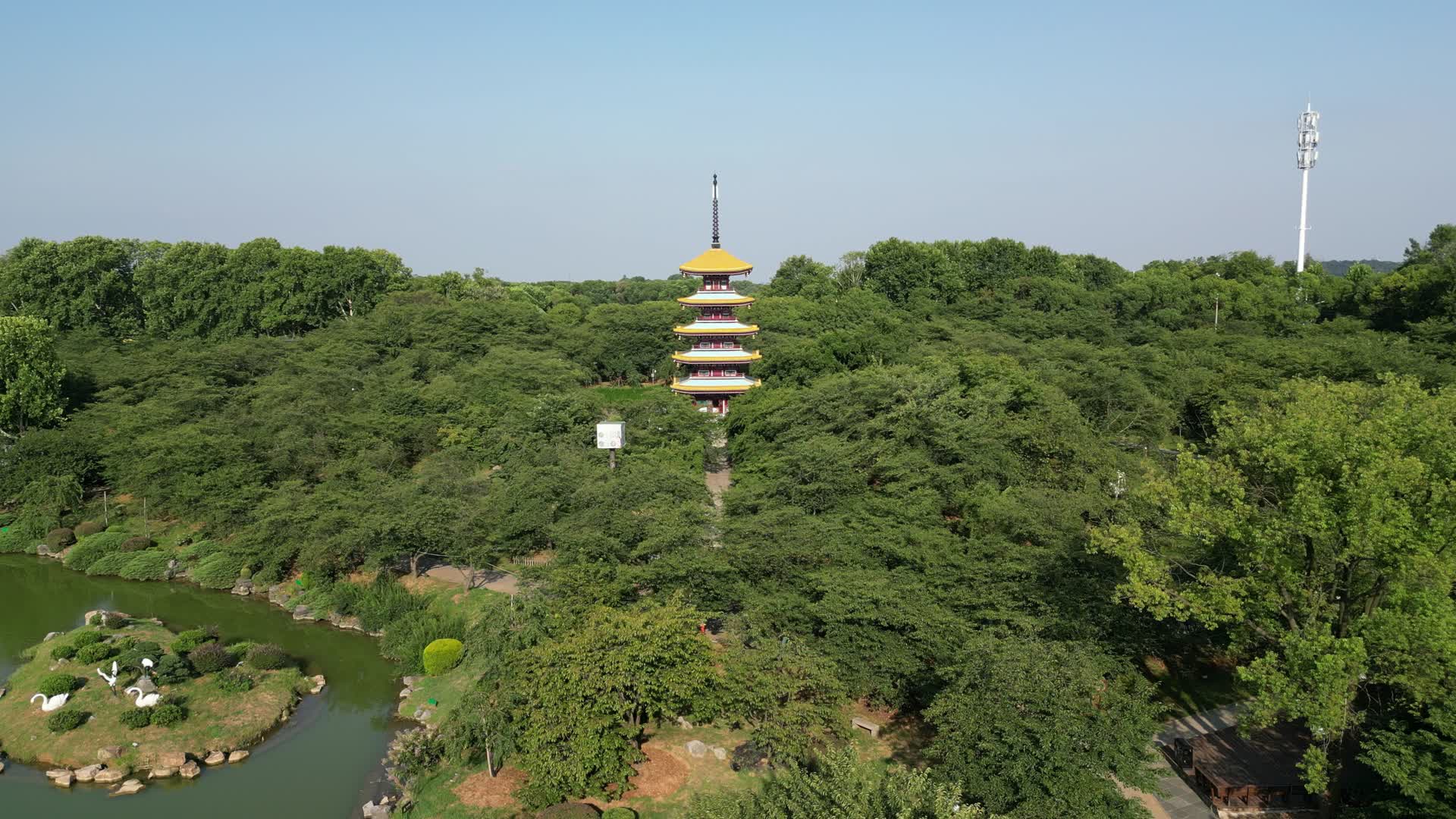 航拍湖北武汉东湖五重塔视频的预览图
