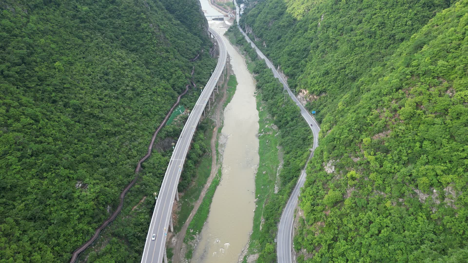 航拍湖北宜昌最美水上公里古昭公路视频的预览图