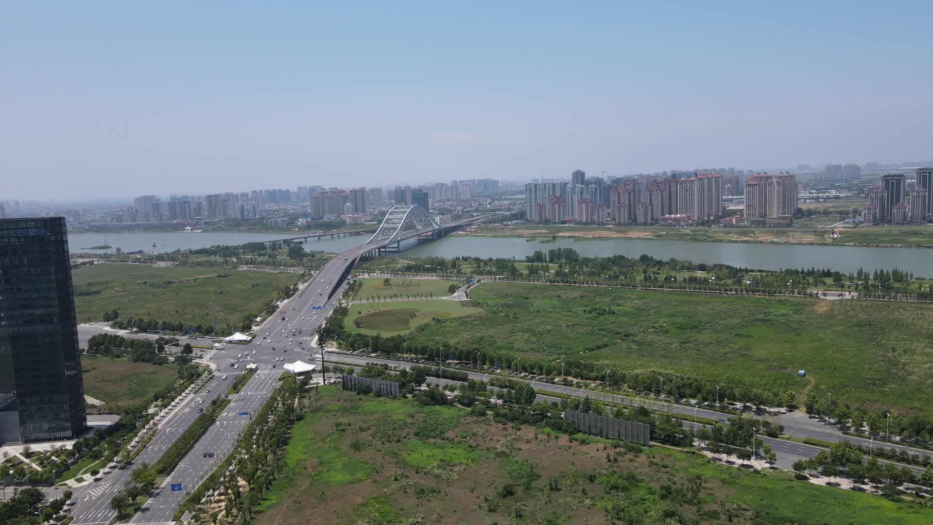 航拍湖北襄阳新城城市交通视频的预览图