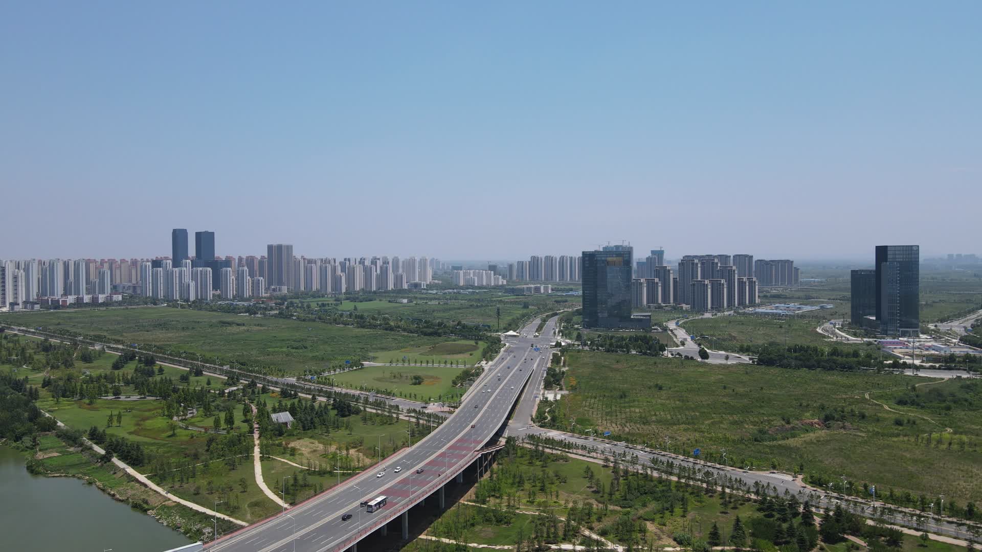 航拍湖北襄阳新城城市交通视频的预览图