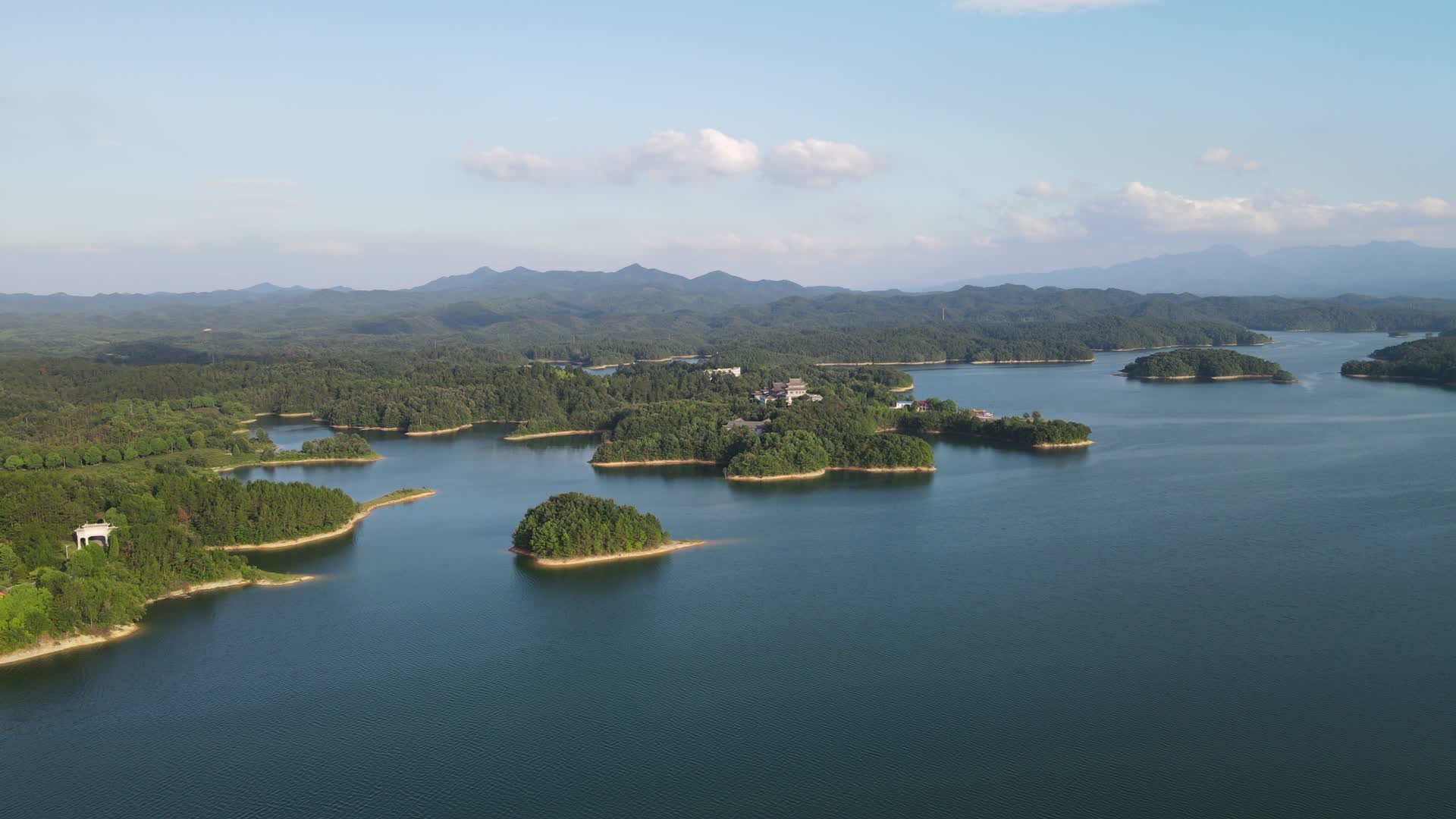 航拍祖国青山绿水自然风景视频的预览图