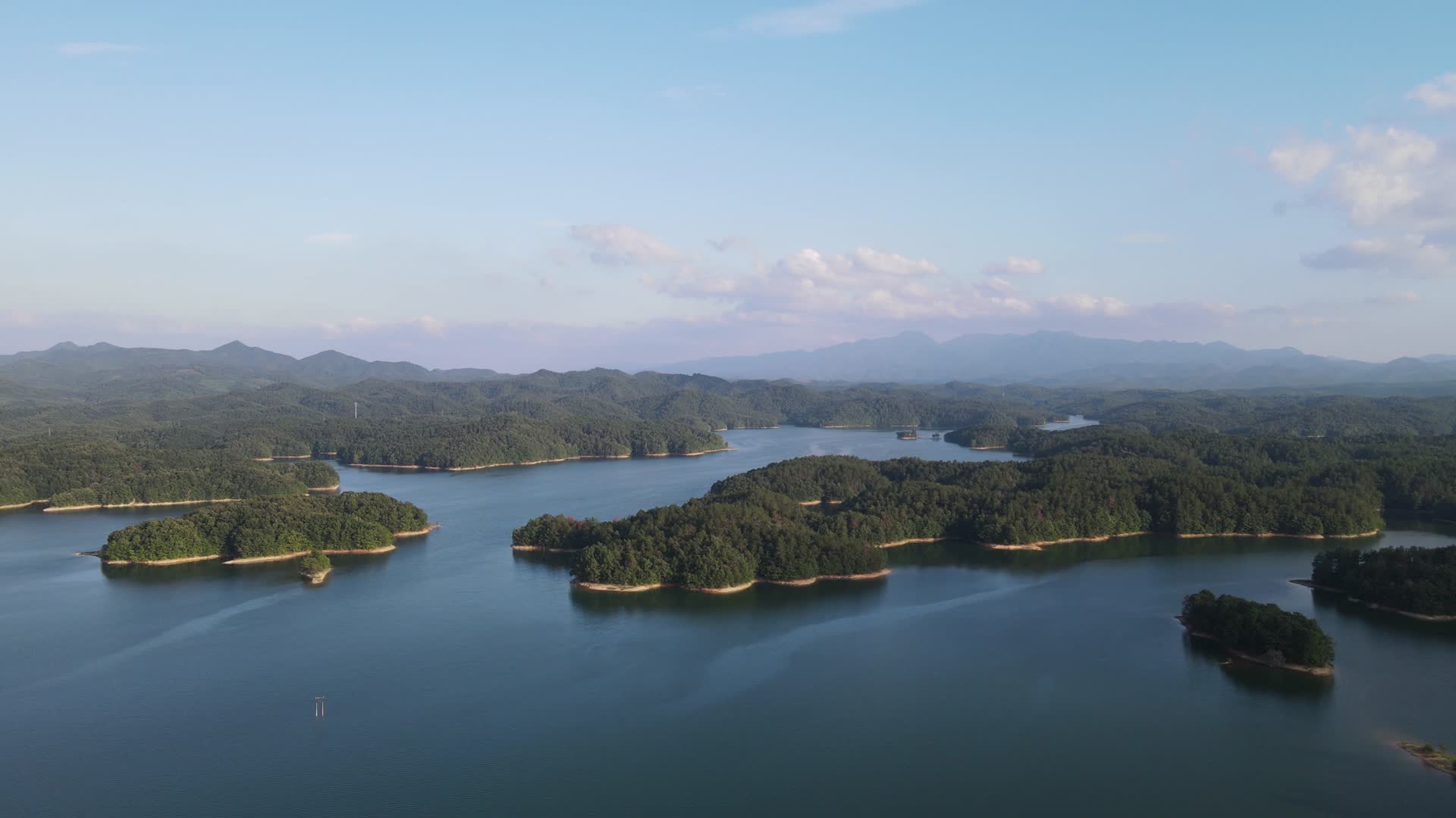 航拍祖国青山绿水自然风景视频的预览图
