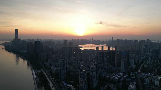 湖北武汉城市日出彩霞航拍视频的预览图