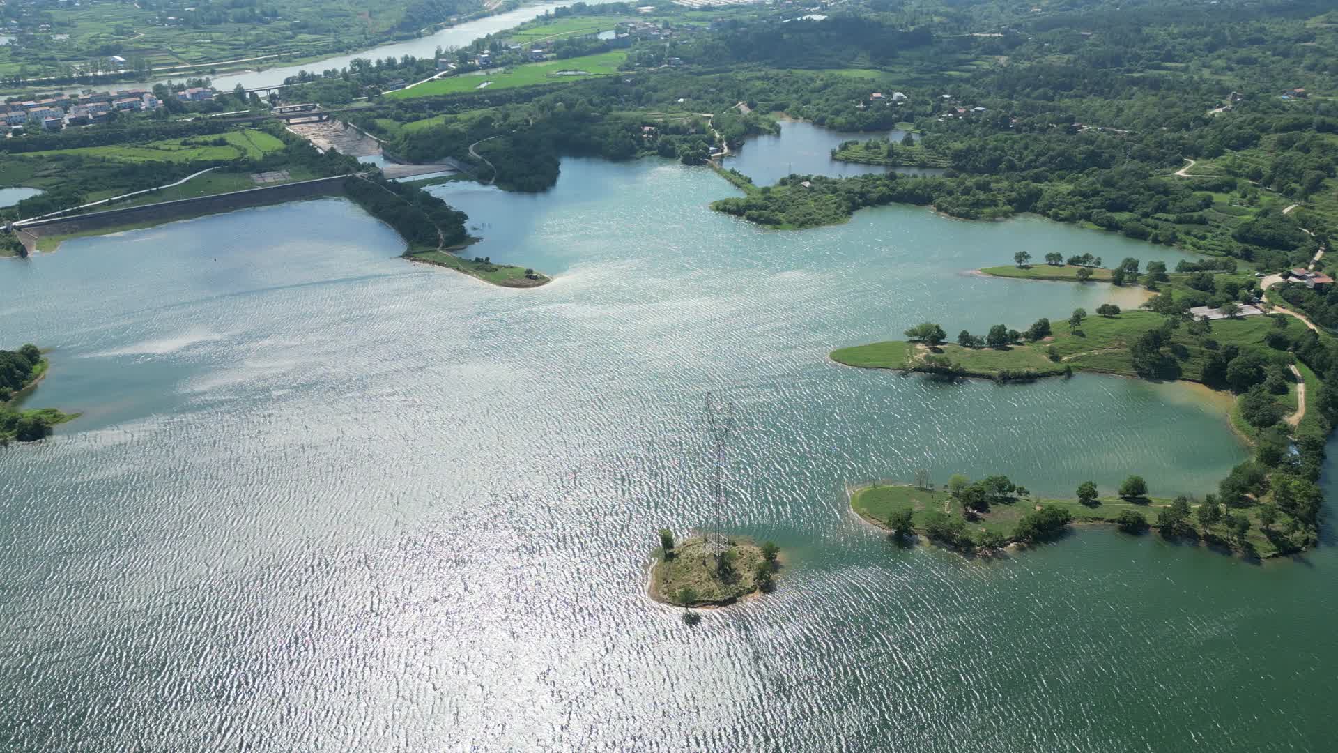 航拍水库岛屿清澈湖面视频的预览图